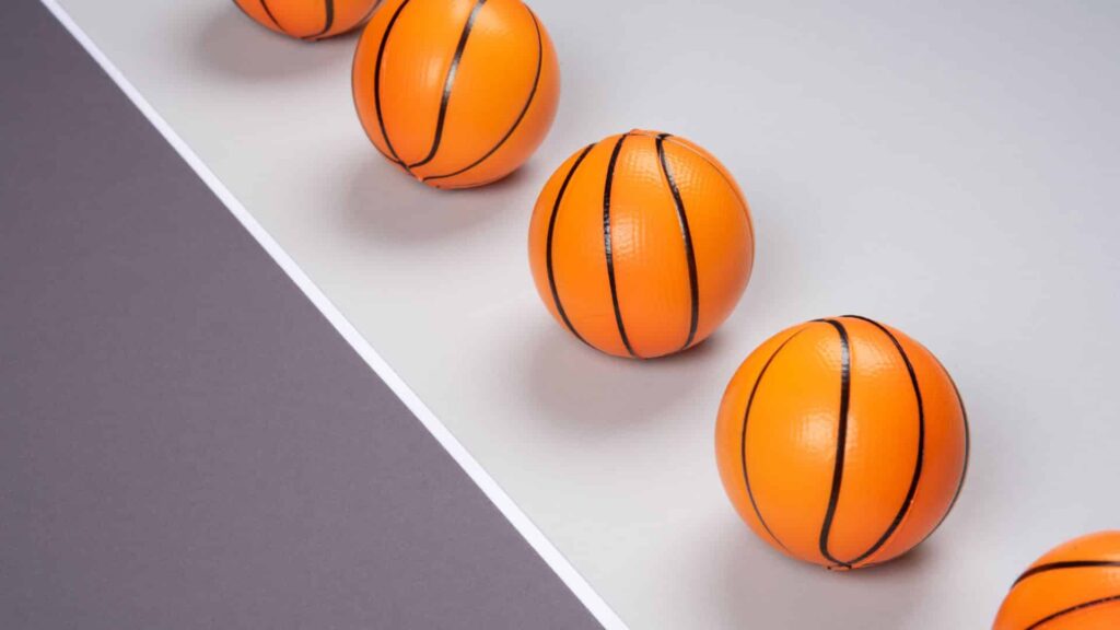 Oranzid korvpallid reas hallil väljakul