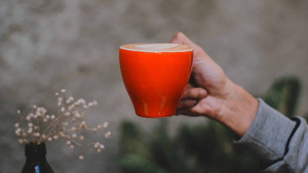 Mees hoiab käes kohvitassi