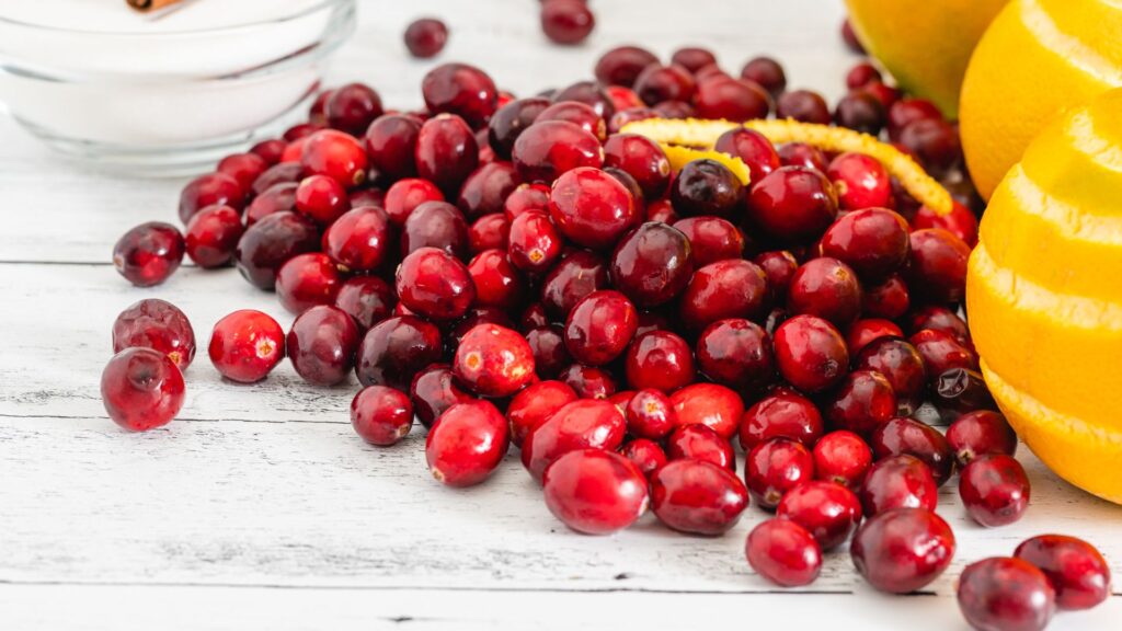 Põiepõletik-Jõhvikad laual koos apelsinidega