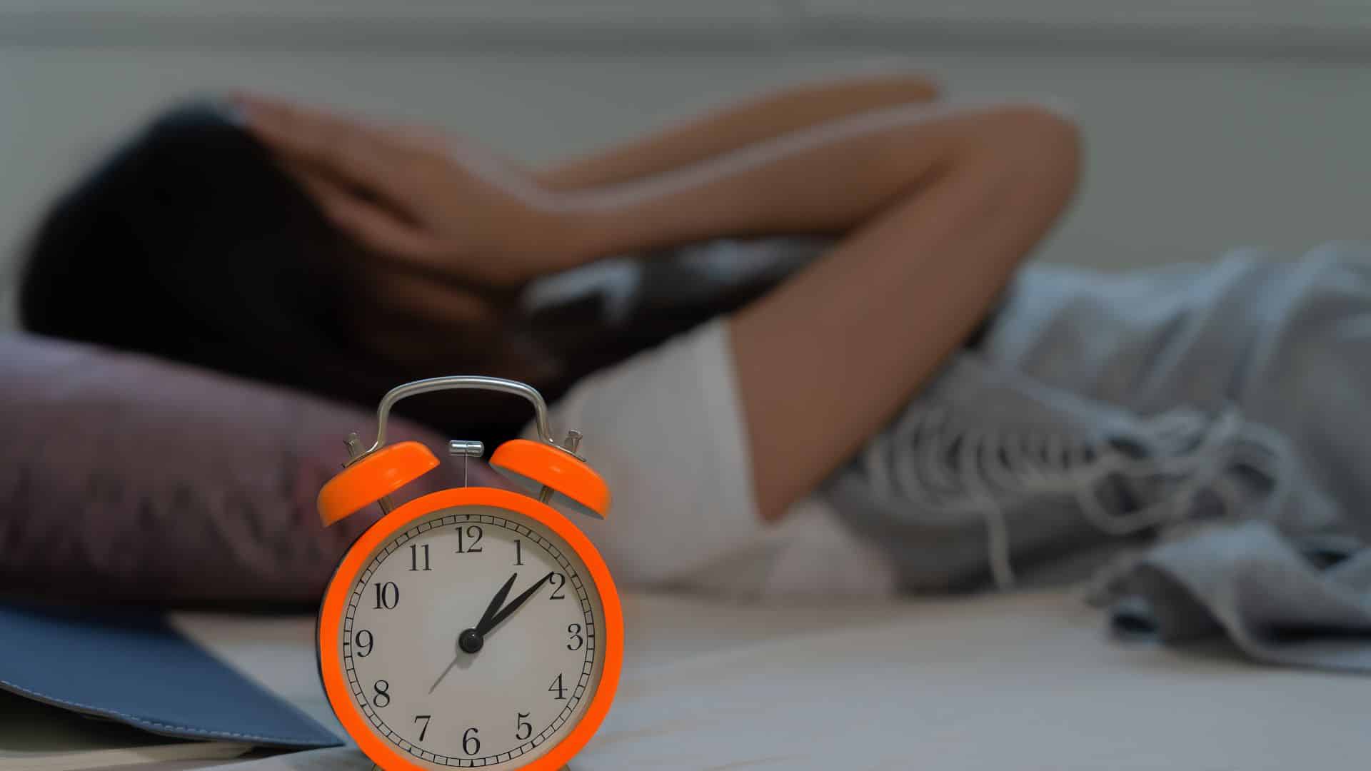 Naine voodis hoidmas käsi näol