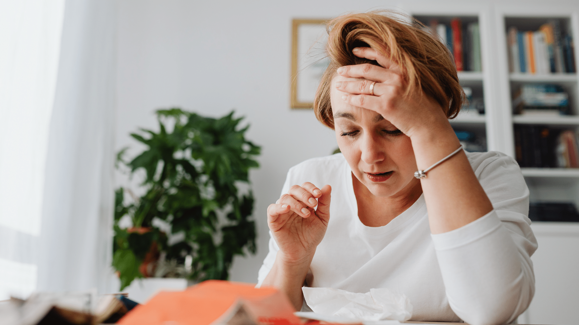 Negatiivne enesekõne, naine hoiab peast kinni