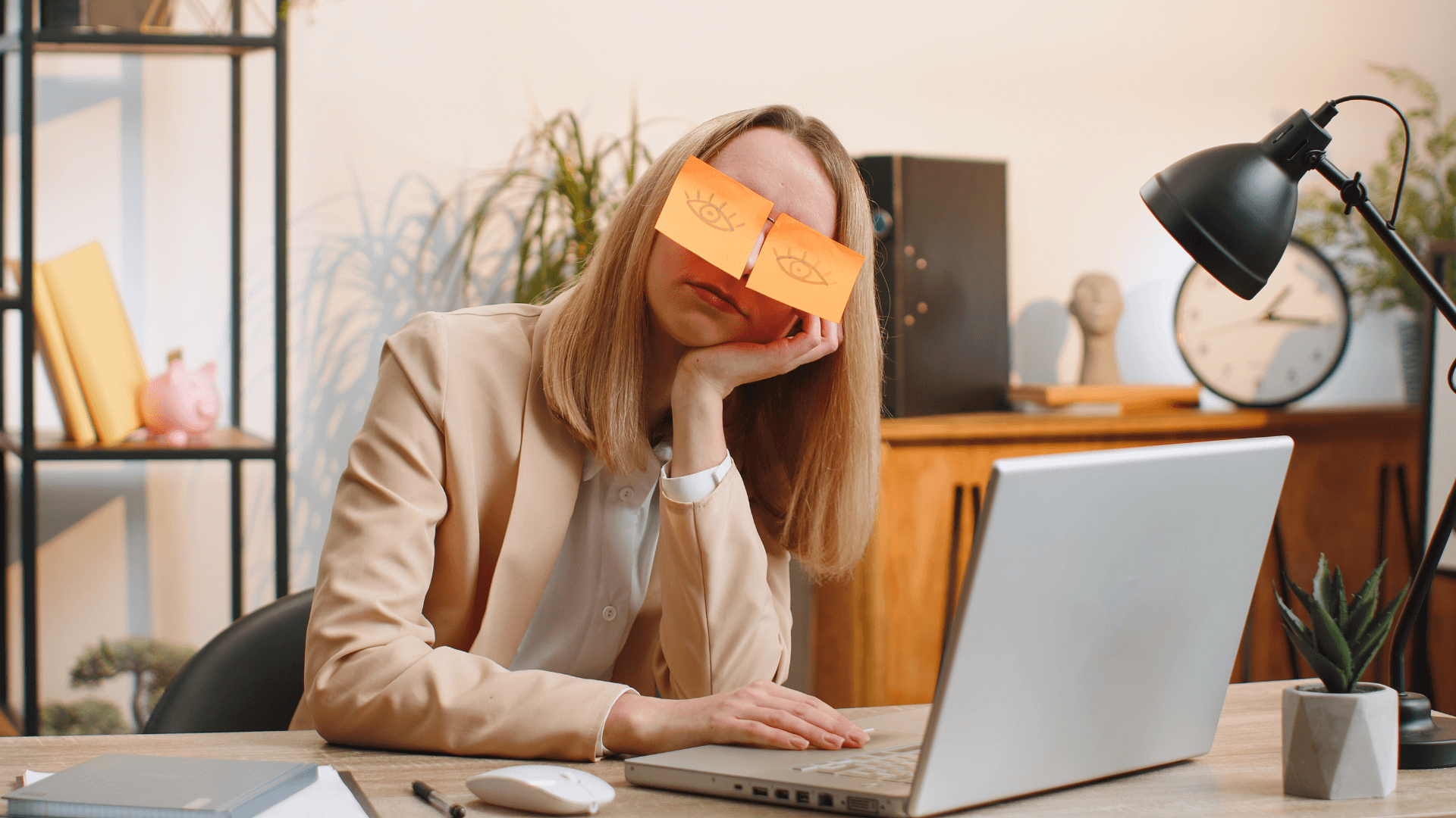 Raua puudus, naine arvuti taga, post-it notes silmadel