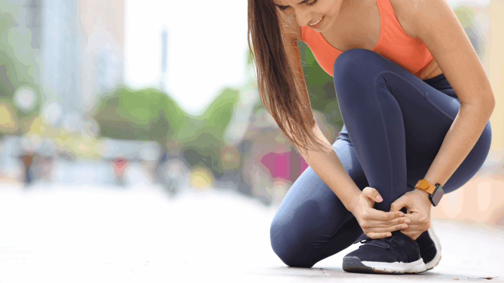 Lihaskrambid, naine kükitades haaramas hüppeliigesest