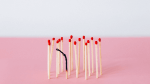 Tikud, millest üks on põlenud